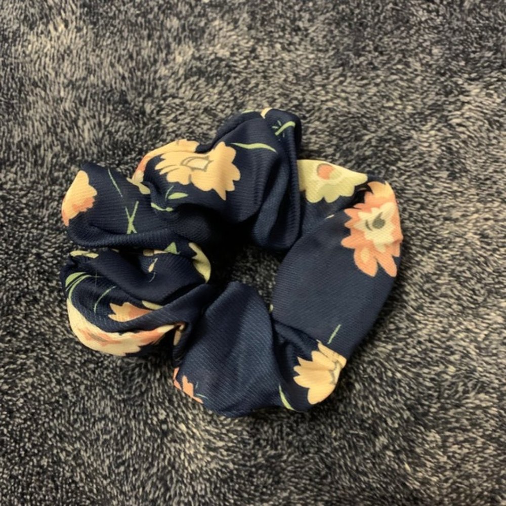 Scrunchie - Picture 2 of 4